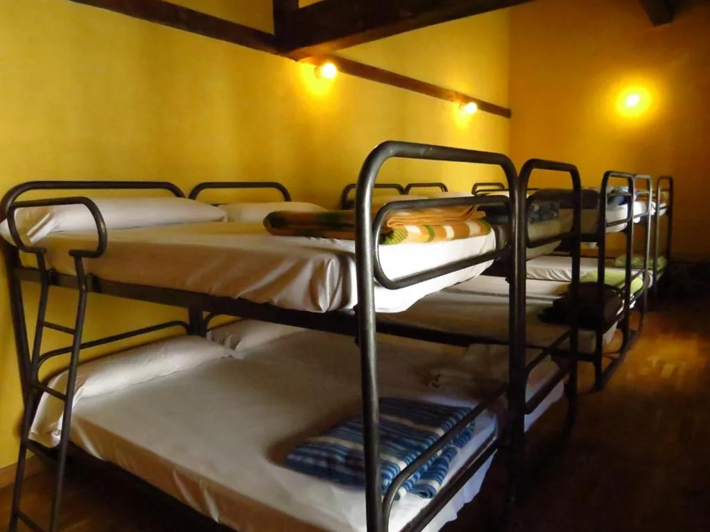 Quarto familiar com casa de banho partilhada — Albergue Olasenea Aterpea
