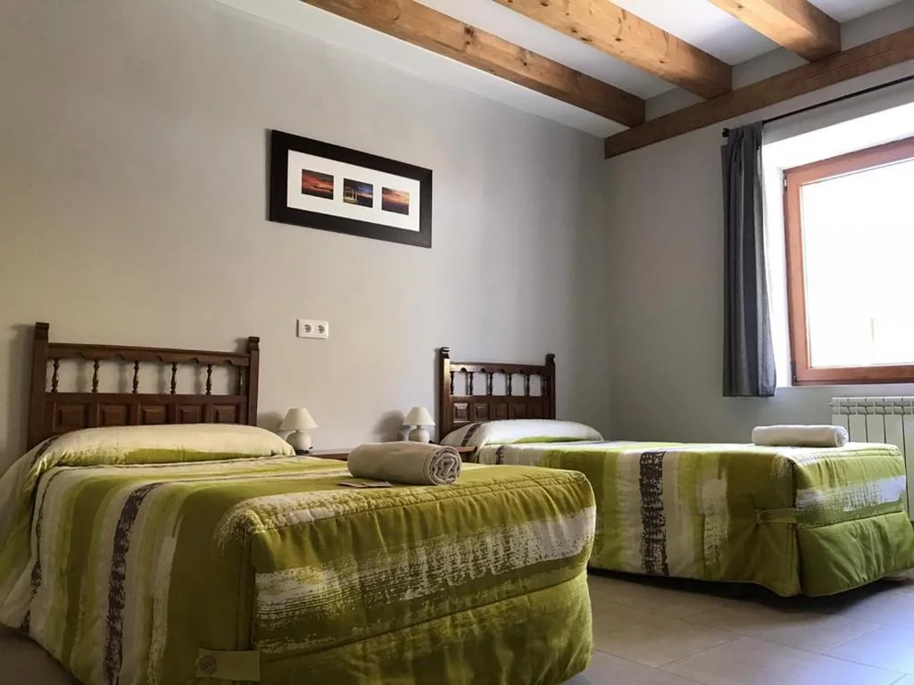 Doppelzimmer mit eigenem Bad – 2 Betten — Albergue Orion