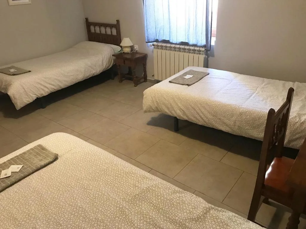 Dreibettzimmer mit eigenem Bad — Albergue Orion