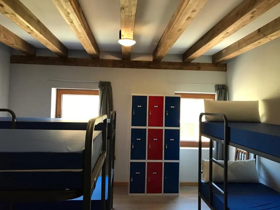 Etagenbett im gemischten Schlafsaal — Albergue Orion