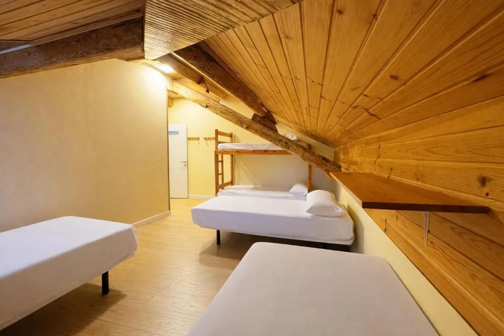 Habitación Cuádruple con baño compartido — Albergue Pájaro L