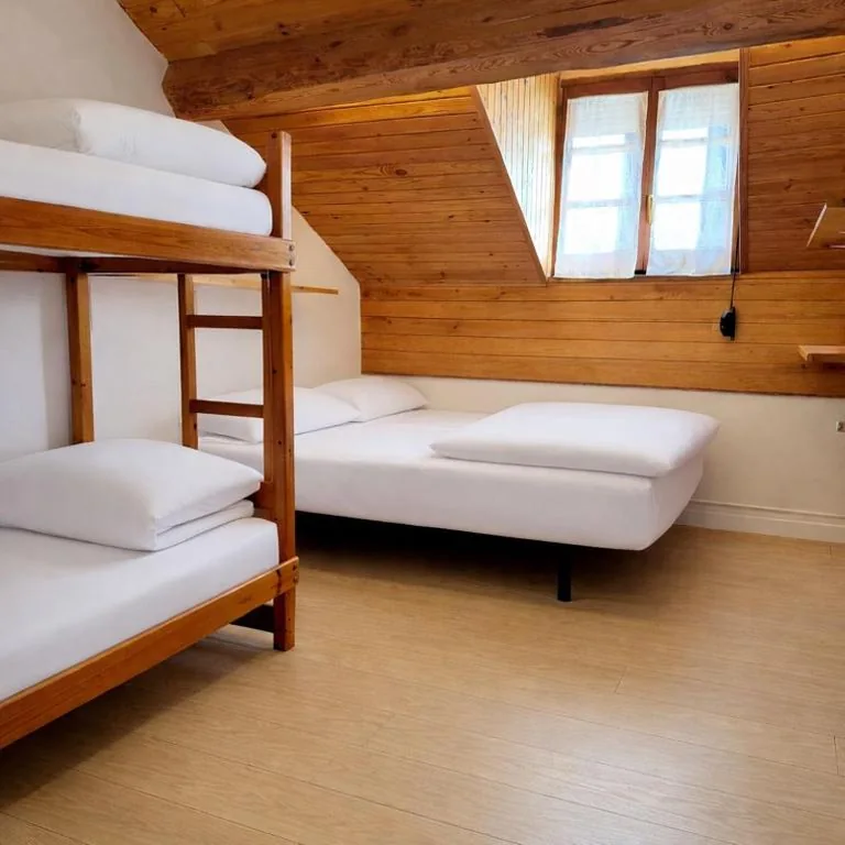 Habitación Cuádruple con baño compartido — Albergue Pájaro L