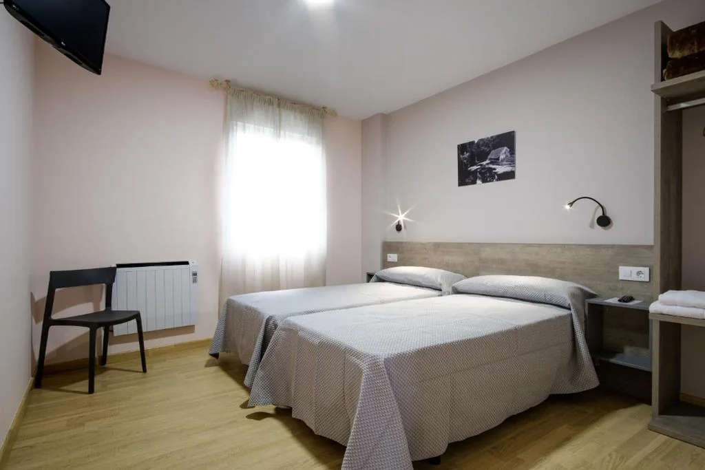 Habitación Doble con baño privado - 2 camas — Albergue Pensión Cima do Lugar