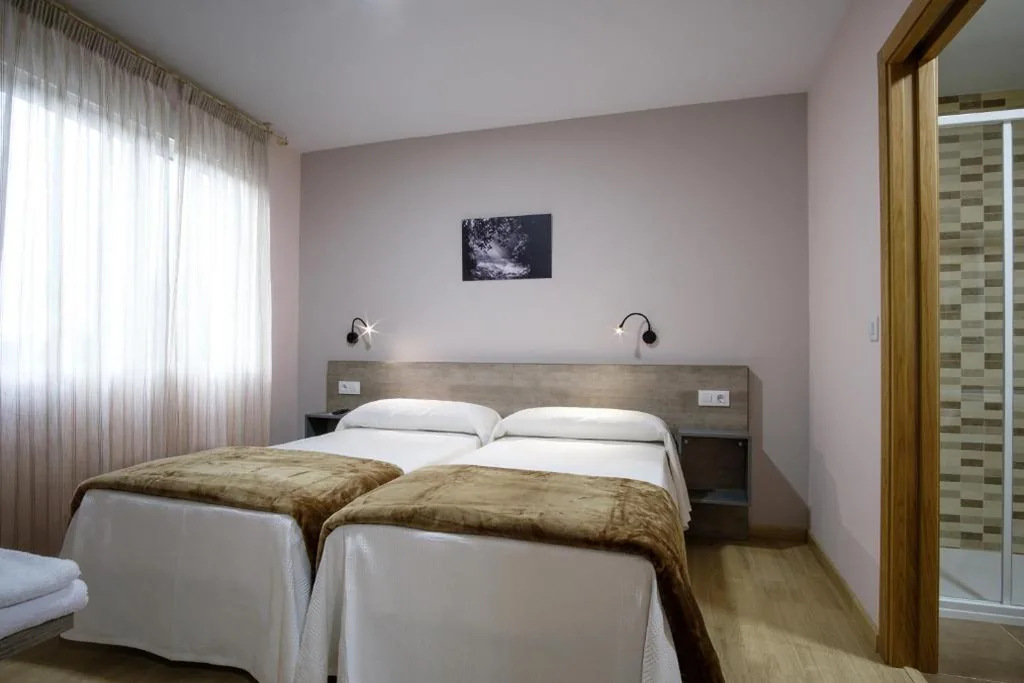 Habitación Triple con baño privado — Albergue Pensión Cima do Lugar