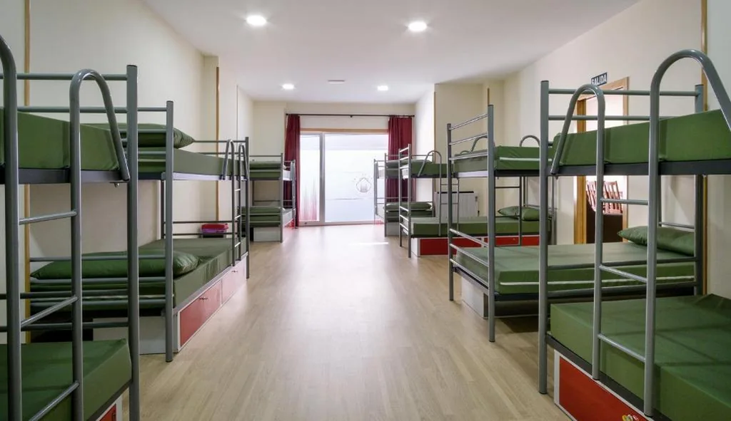 Litera en habitación compartida mixta — Albergue Pensión Cima do Lugar