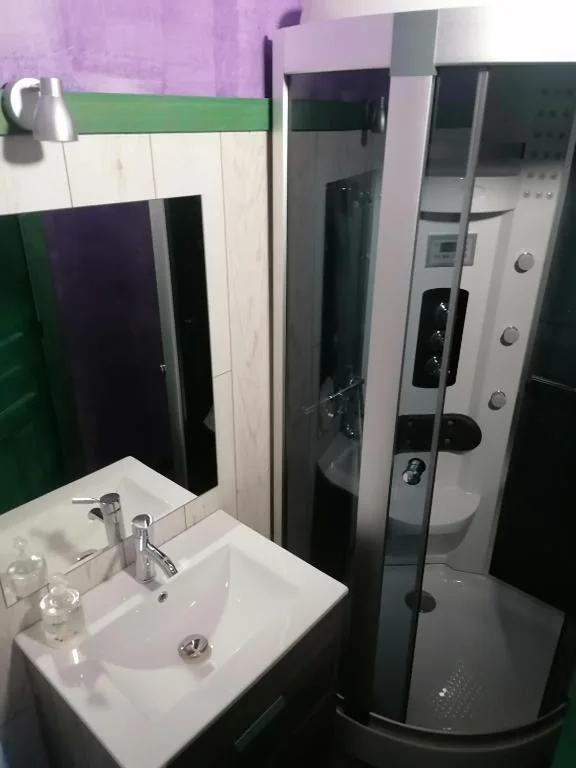 男女共用ドミトリーのシングルベッド — ALBERGUE peregrinos CASAFLOR