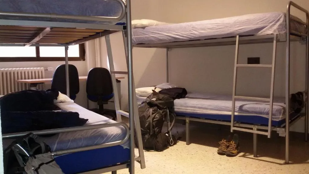 Cama individual en habitación compartida — Albergue Peregrinos San Francisco de Asis