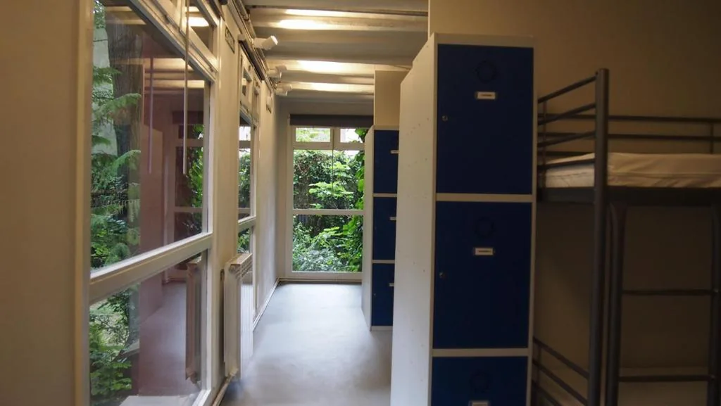Cama en habitación compartida mixta con 14 camas (Cabina) — Albergue Plaza Catedral