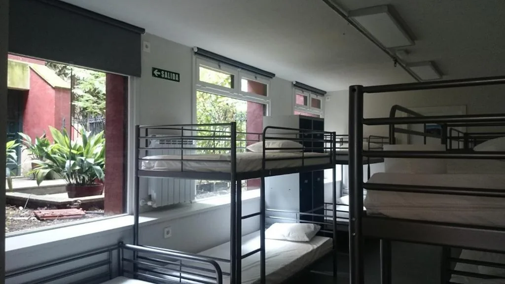 Cama en habitación compartida mixta de 10 camas — Albergue Plaza Catedral
