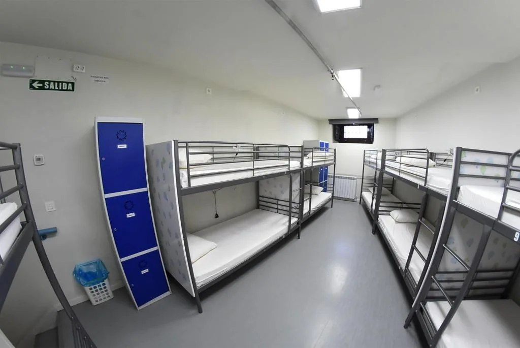 Cama Individual en dormitorio compartido mixto con 14 camas — Albergue Plaza Catedral