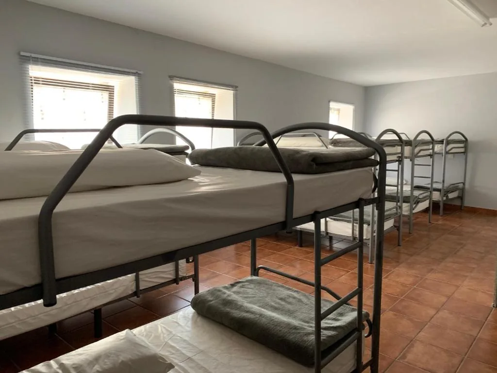 Cama individual en habitación compartida mixta — Albergue Ponte Olveira