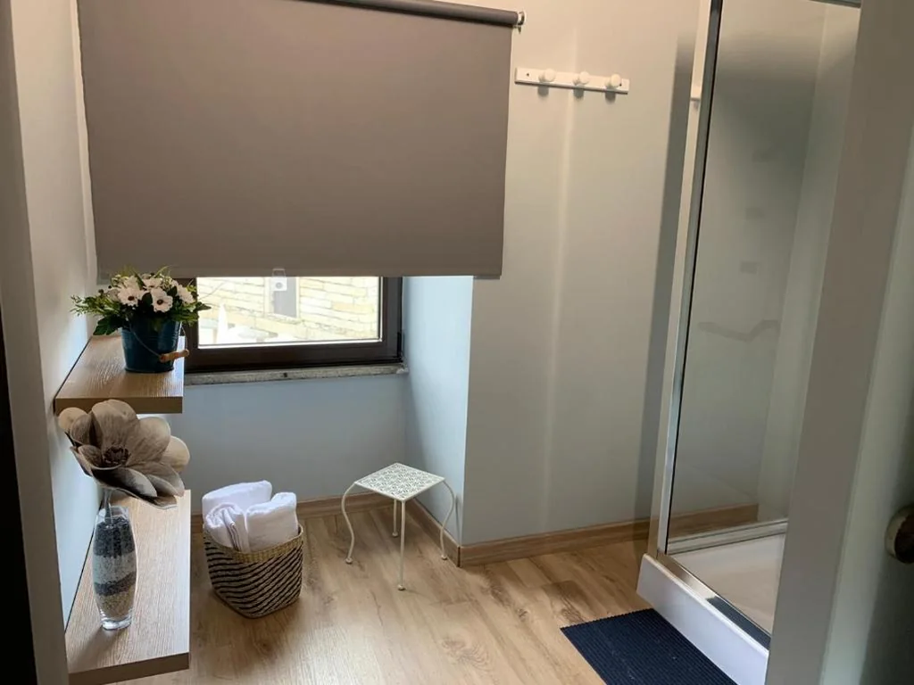 Habitación Triple con baño privado — Albergue Ponte Olveira