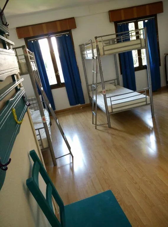 Cama individual em dormitório misto partilhado — Albergue Puente para peregrinos