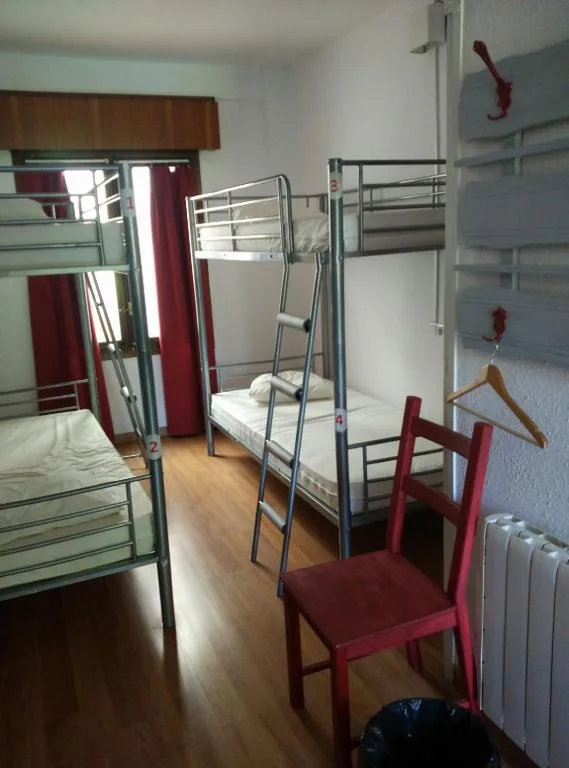 Cama individual em dormitório misto partilhado — Albergue Puente para peregrinos