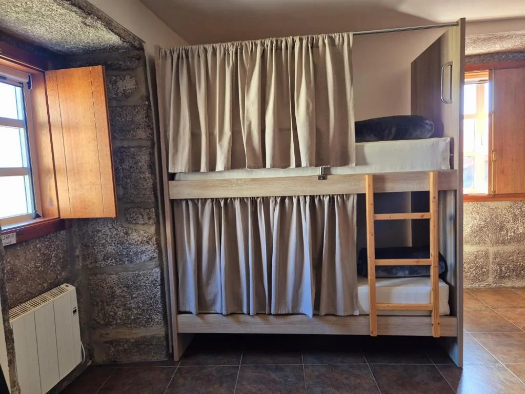 Cama individual en habitación compartida mixta — Albergue Rectoral San Mamede da Pena EXCLUSIVE FOR PILGRIMS