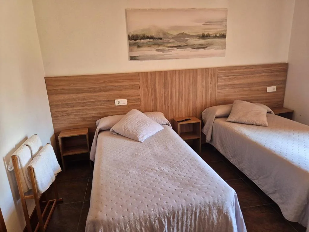 Habitación Triple con baño privado — Albergue Rectoral San Mamede da Pena EXCLUSIVE FOR PILGRIMS