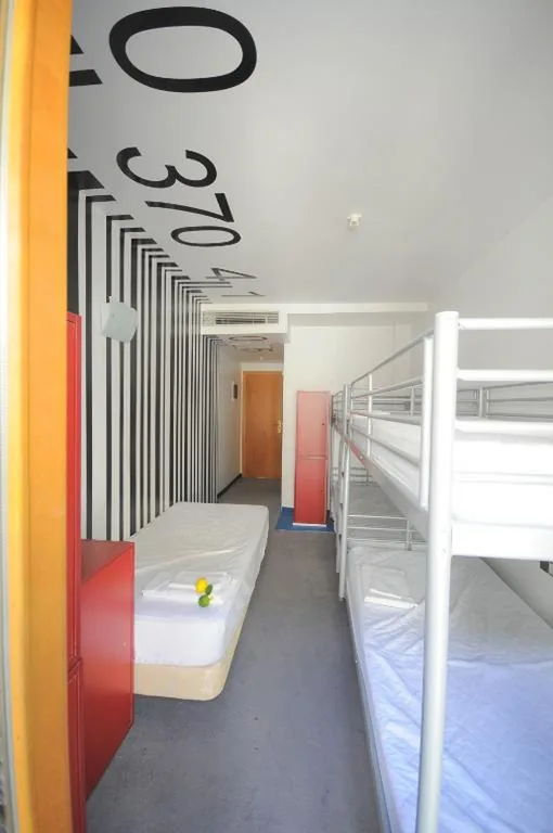 男女共用ドミトリーの二段ベッド — Albergue Revolutum Hostel