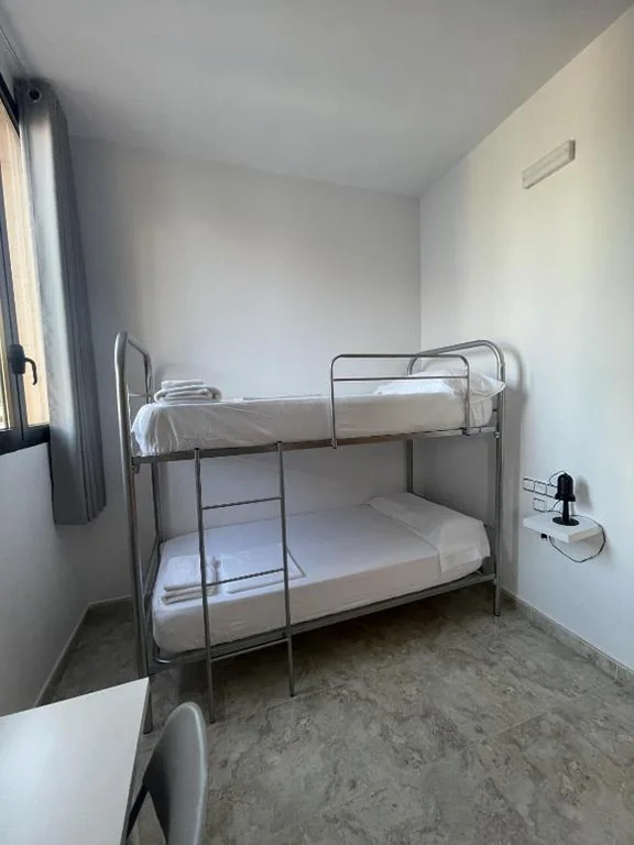 Double Room with Private Bathroom — Albergue Rosa Molas