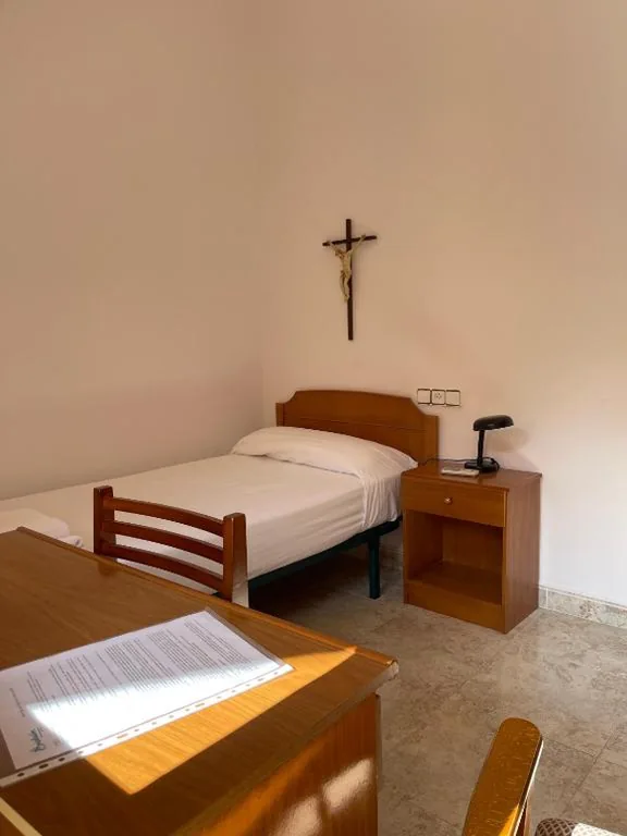 Single Room with Garden View — Albergue Rosa Molas