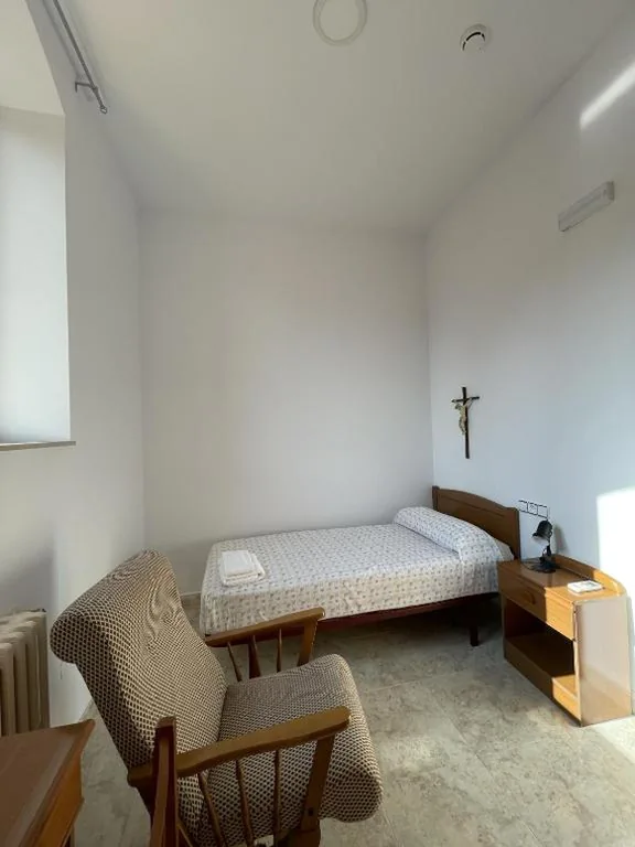Standard Single Room — Albergue Rosa Molas