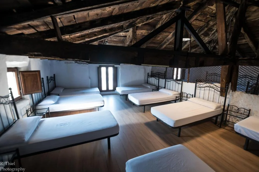 19台のベッドがあるドミトリーのシングルベッド — Albergue Rosalia / Pilgrim Hostel