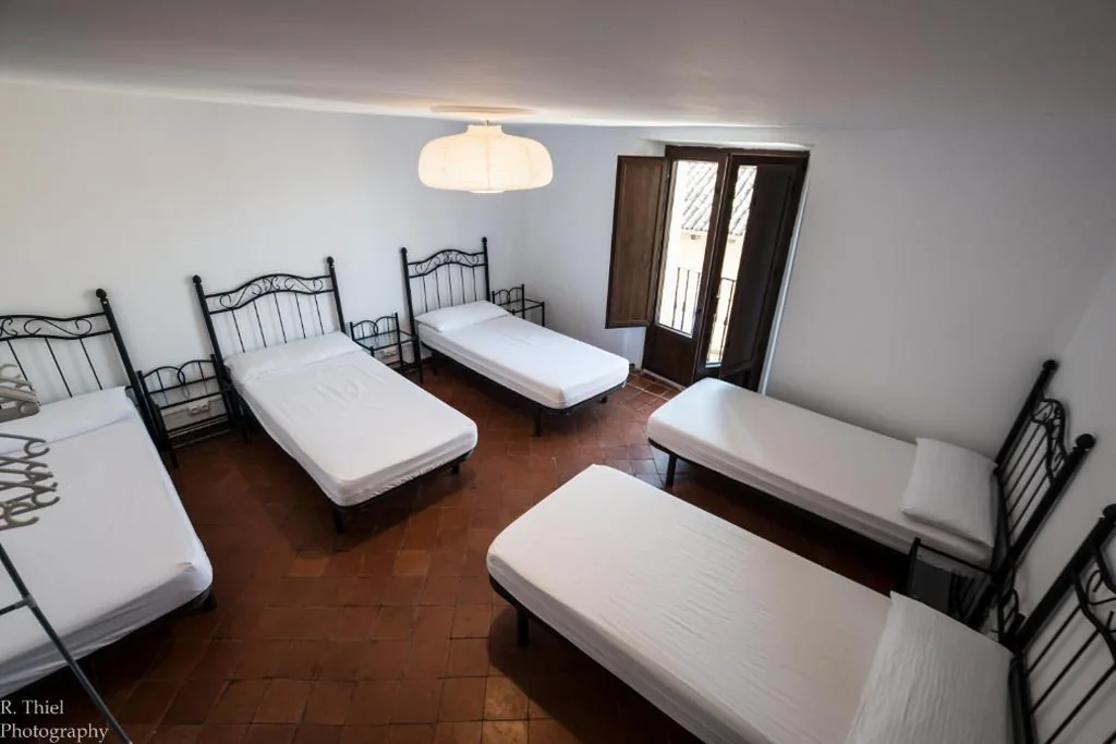 男女共用ドミトリーのシングルベッド — Albergue Rosalia / Pilgrim Hostel
