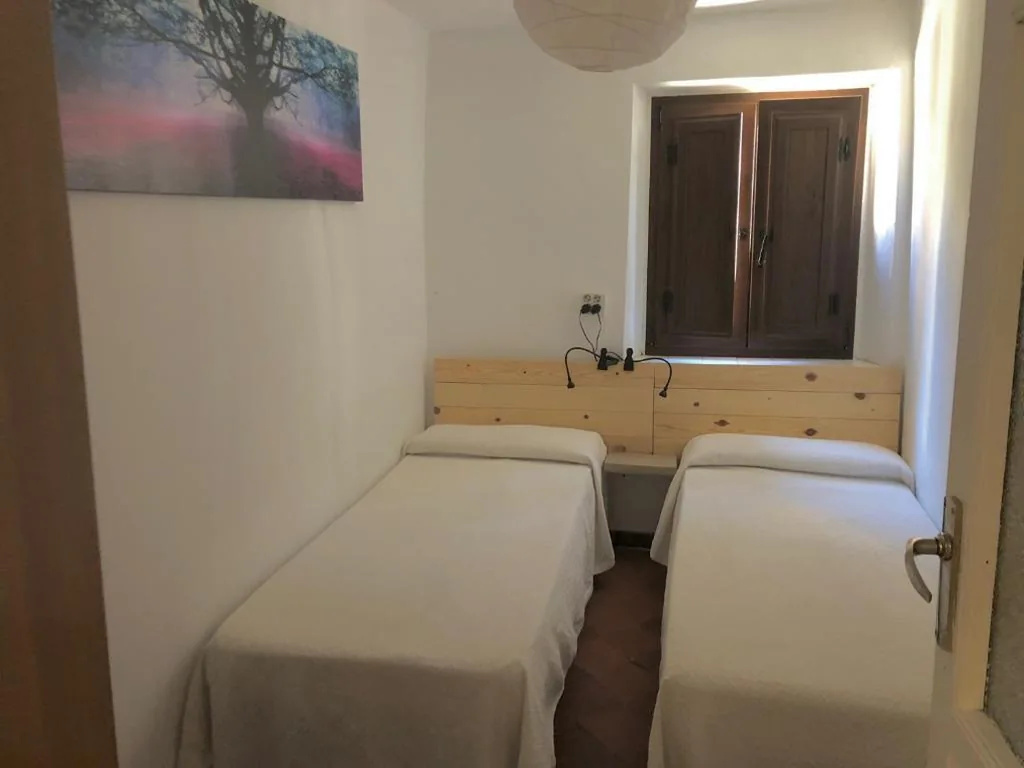 共用バスルーム付きツインルーム — Albergue Rosalia / Pilgrim Hostel