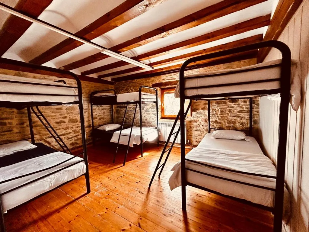 Cama individual en habitación compartida — Albergue Rural de Yanguas