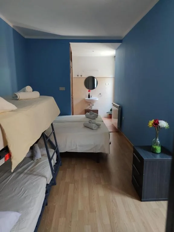 Vierbettzimmer mit eigenem Bad — Albergue rural l'Almada de Yebra