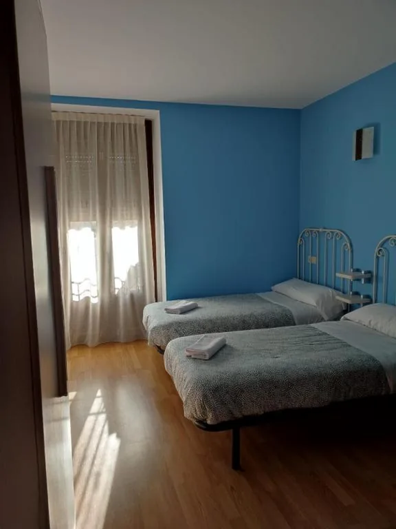 Doppelzimmer mit eigenem Bad – 2 Betten — Albergue rural l'Almada de Yebra