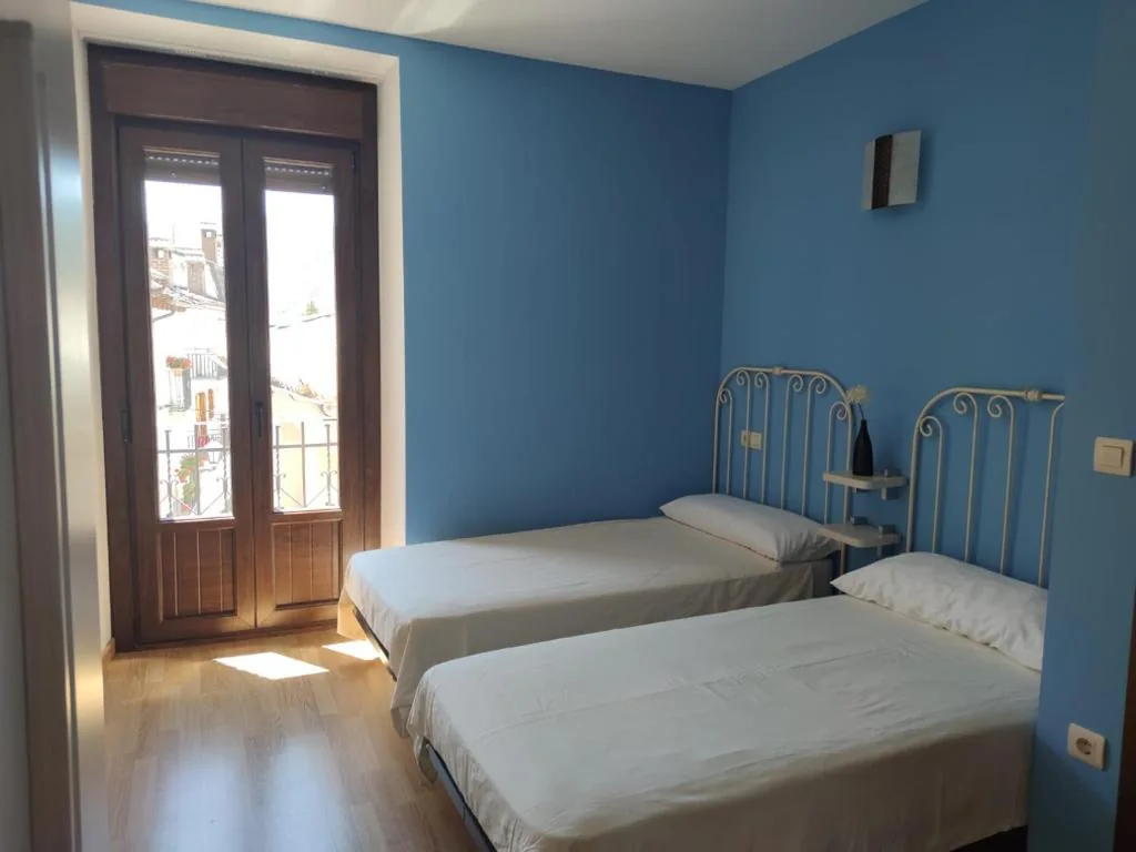 Doppelzimmer mit eigenem Bad – 2 Betten — Albergue rural l'Almada de Yebra
