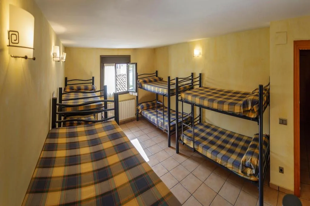Cama Individual en dormitorio compartido de 6 camas — ALBERGUE SAN SATURNINO