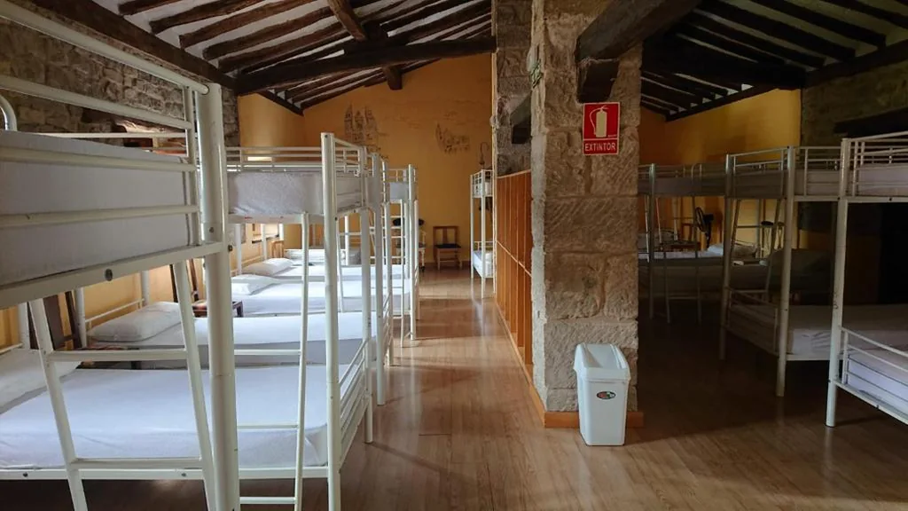 Cama individual en habitación compartida mixta — Albergue Sansol - El oasis del camino francés - Exclusivo para peregrinos