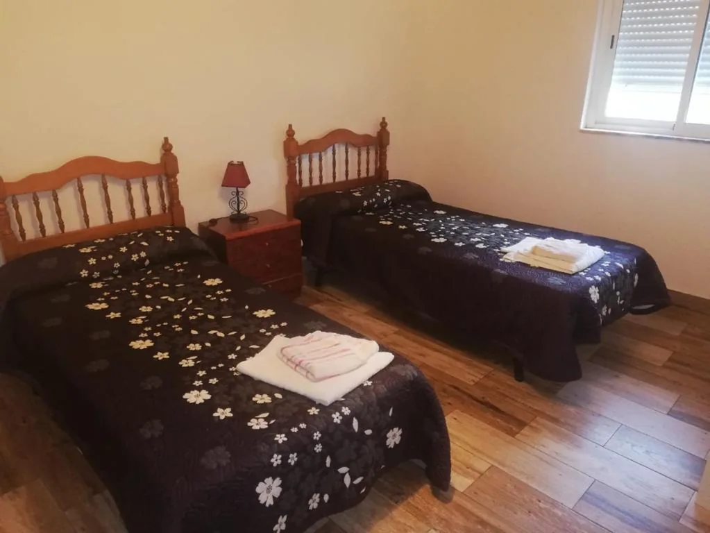 Chambre double avec salle de bains privative — Albergue Santa Ana