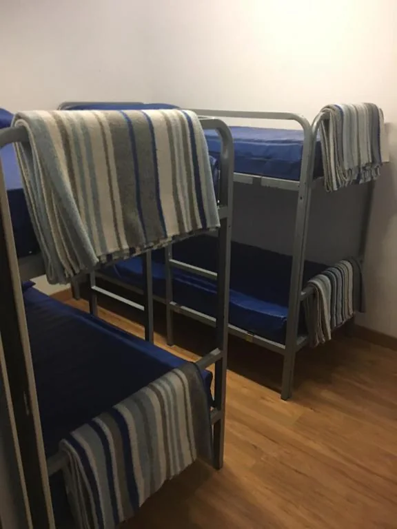 専用バスルーム付き4人部屋 — Albergue Santiago Apostol