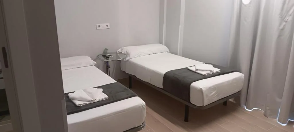 専用バスルーム付きダブルルーム（ベッド2台） — Albergue Santiago Apostol