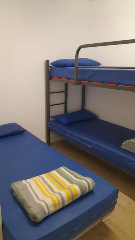 専用バスルーム付き二段ベッドのトリプルルーム — Albergue Santiago Apostol