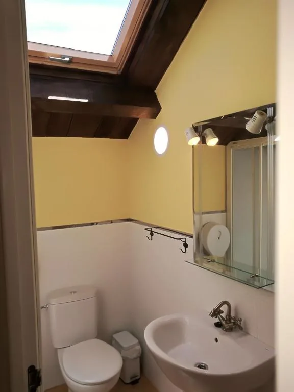 Habitación con baño compartido - Cama grande — Albergue Savior