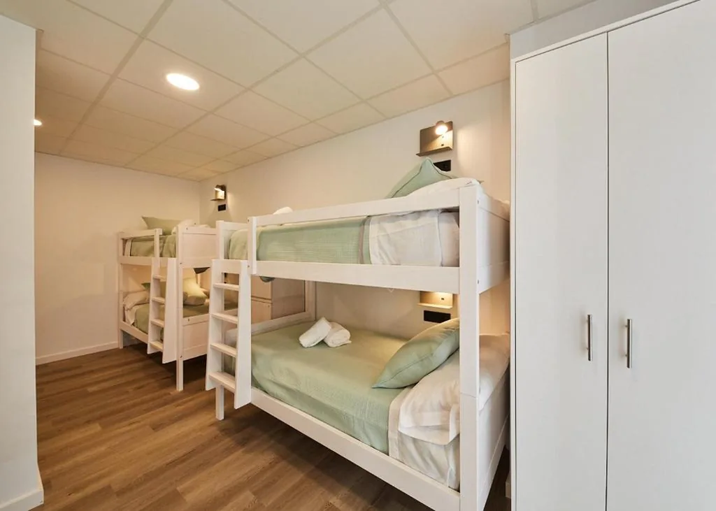 Etagenbett im gemischten Mehrbettzimmer — ALBERGUE SEGUE O CAMIÑO