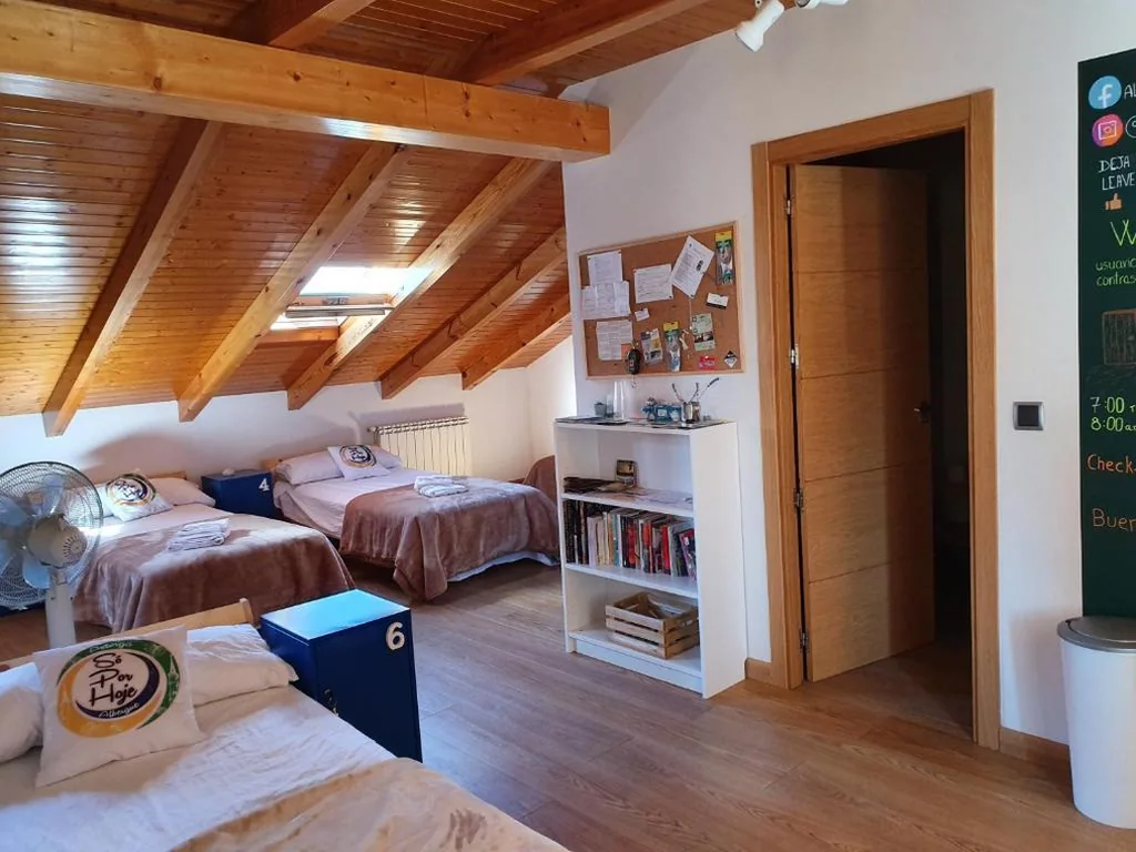Single Bed in Mixed Dormitory Room — Albergue Só Por Hoje , Albergue para Peregrinos del Caminho de Santiago