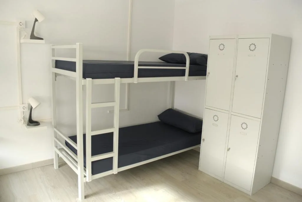 Cama individual en habitación compartida — Albergue Trabazo