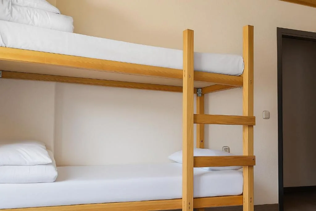 Camera familiare con bagno in comune — Albergue Tritón - Villanúa