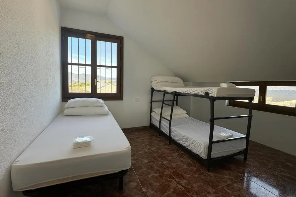 Camera tripla Basic con bagno in comune — Albergue Tritón - Villanúa