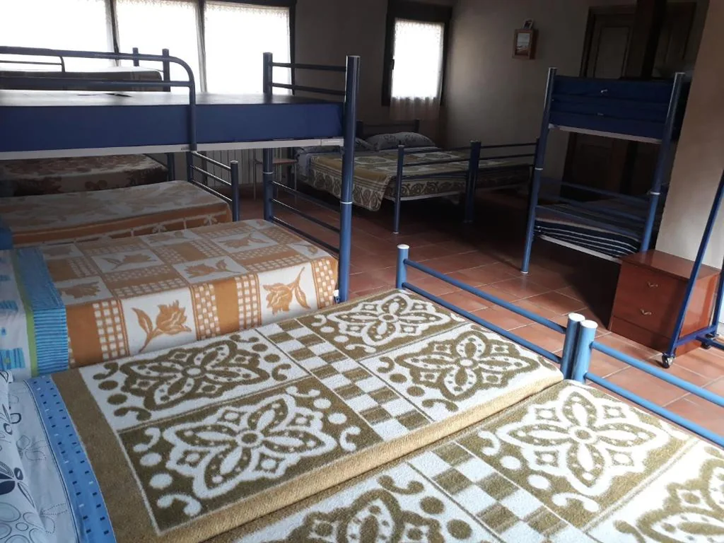 Cama individual en habitación compartida mixta — Albergue Turístico Las Eras