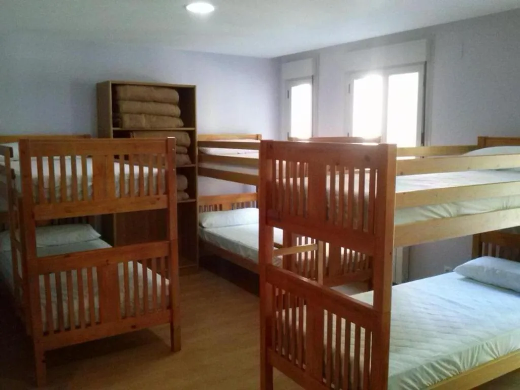 Familienzimmer mit eigenem Bad — Albergue Turístico Rio Aragon