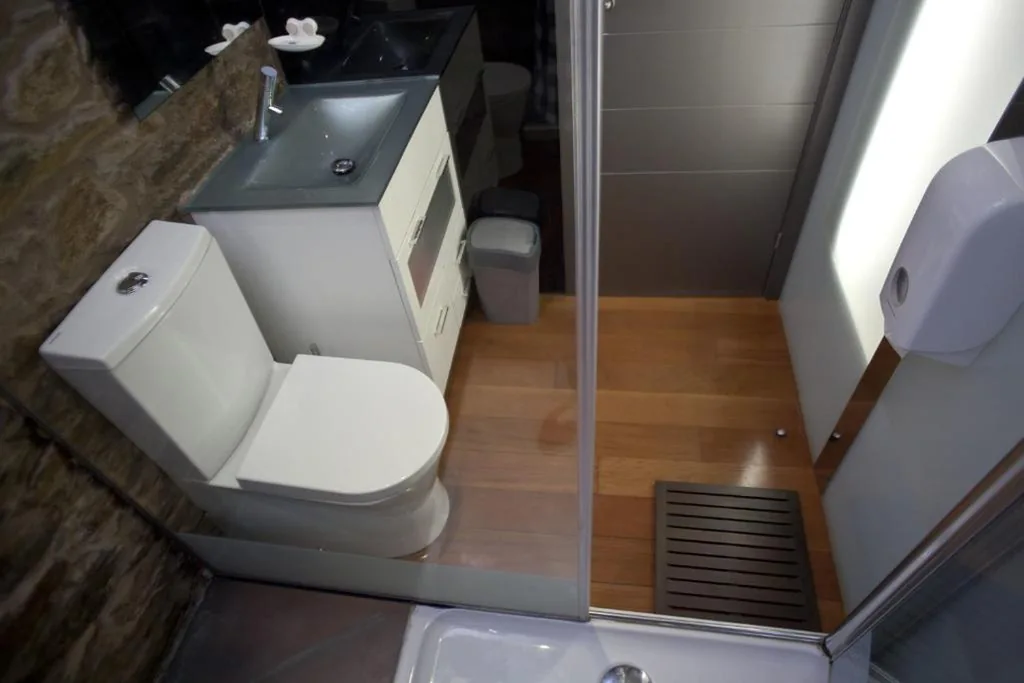 Doppelzimmer mit eigenem Bad — Albergue Turistico Salceda