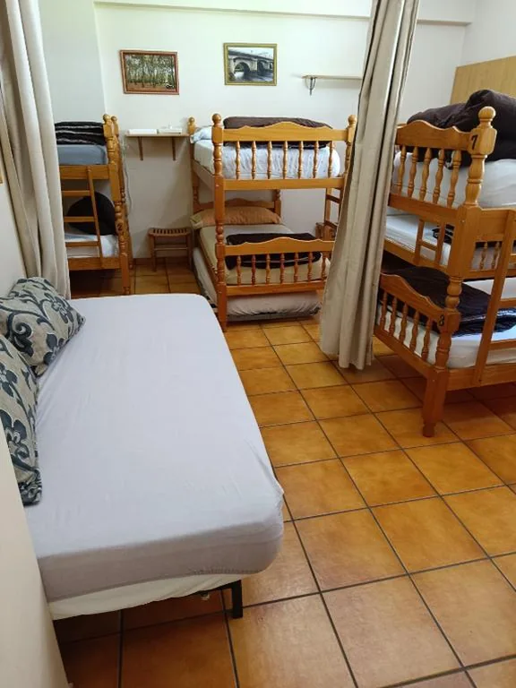 Litera en habitación compartida mixta — Albergue Ultreia Sigueiro