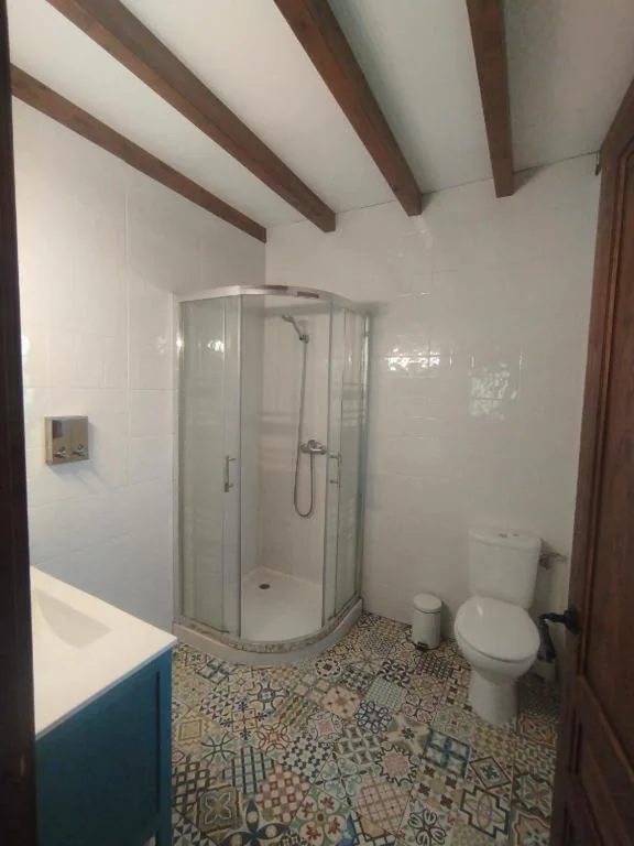 Camera familiare con bagno privato — Albergue Usandi Auto Check-in
