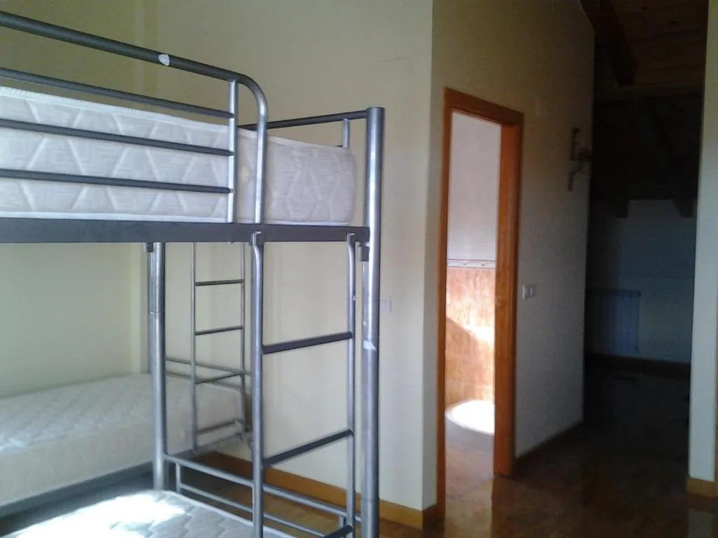 Cama en habitación compartida mixta de 8 camas con baño compartido — Albergue Victoria