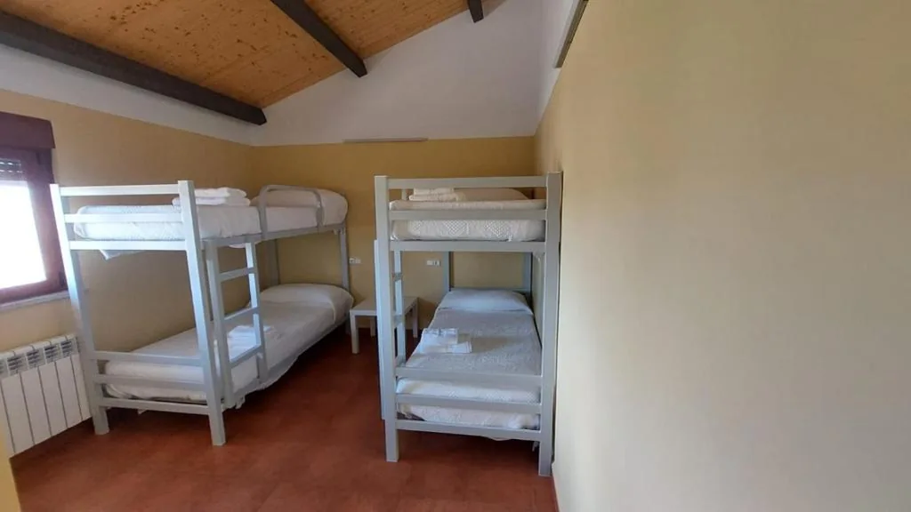 Camera quadrupla con bagno privato — Albergue Villa de Salvatierra